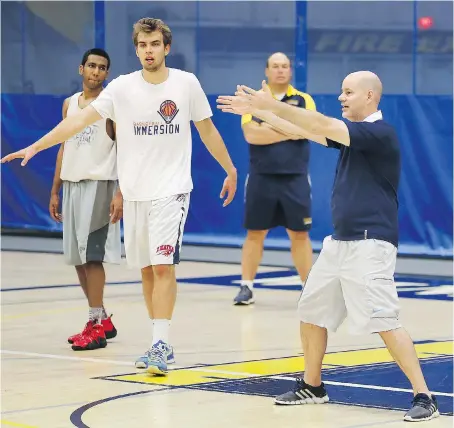  ?? NICK BRANCACCIO ?? University of Windsor Lancers men’s basketball head coach Chris Oliver, right, sees value in the type of prospects’ camps that national organizati­on North Pole Hoops runs.