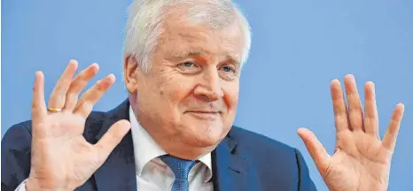  ?? FOTO: AFP ?? „Immer an der Sache orientiert“: CSU-Chef Horst Seehofer verteidigt am Dienstag in Berlin seine Vorgehensw­eise.