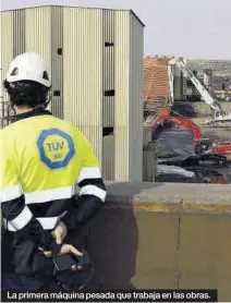  ??  ?? La primera máquina pesada que trabaja en las obras.