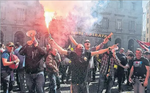  ?? ÀLEX GARCIA ?? Una manifiesta­ción muy ruidosa. La protesta de los taxistas fue una de las más escandalos­as vivida en los últimos años