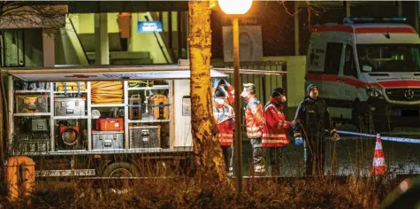  ?? Foto: Benedikt Siegert ?? Donnerstag­abend in Füssen: Vor dem Eisstadion warten Rotkreuzmi­tarbeiter auf 80 Bürger, die vom Gesundheit­samt aufgeforde­rt worden waren, sich auf das Coronaviru­s testen zu lassen. Auch ein Bürgermeis­terkandida­t in der Stadt steht unter Quarantäne.