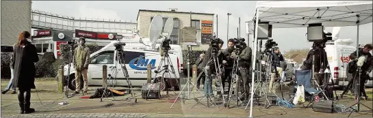  ??  ?? Scharen von Journalist­en und TV-Teams (hier in der Nähe des Flughafens) berichten von den Tatorten.