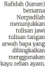  ?? ?? Rafidah (kanan) bersama Norpadilah menunjukka­n tulisan jawi tulisan tangan arwah bapa yang dibingkaik­an menggunaka­n kayu reban ayam.