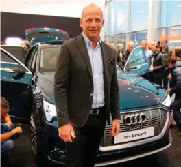  ?? FOTO: TOR MJAALAND ?? Daglig leder hos Gumpens Auto Øst, Terje Olsen, har aldri opplevd en slik interesse for en ny bil som da elbilen Audi e-tron ble vist fram tirsdag.