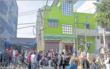  ?? SAKIB ALI /HT PHOTO ?? Crowd outside the house in Saraswati Vihar near Shatabdi Puram where the incident took place.