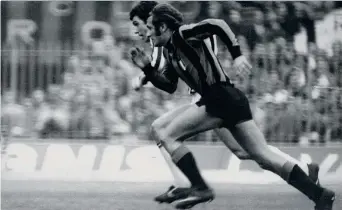  ??  ?? Mauro Bellugi (70 anni) con la maglia dell’Inter scatta con a fianco lo juventino Roberto Bettega