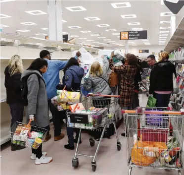  ?? ANSA ?? Presi d’assalto i supermerca­ti a Londra, qui siamo nel sud della capitale. A destra la distribuzi­one di mascherine da parte della comunità cinese di Paolo Sarpi