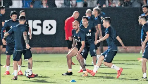  ??  ?? Simone Zaza, anoche, durante el entrenamie­nto del Valencia en la ciudad deportiva de Paterna.