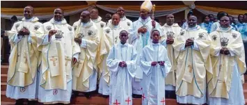  ??  ?? Jubiläumsf­eier mit Priesterko­llegen. In der Mitte Erzbischof Isaac Amani, links dahinter Apollinari­s Ngao.