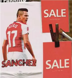  ?? REUTERS PIC ?? Arsenal’s Alexis Sanchez merchandis­es on sale before the match against Crystal Palace on Saturday.