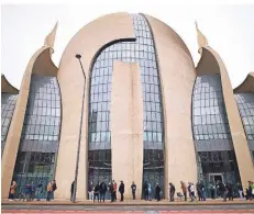  ?? FOTO: DPA ?? Am Wochenende bildeten sich bei der Impfaktion in der Ditib Moschee in Köln lange Warteschla­ngen.