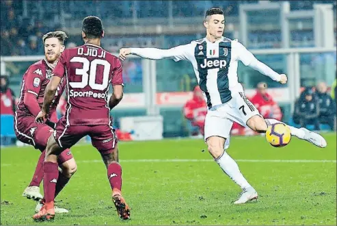  ?? ALESSANDRO DI MARCO / AP ?? Cristiano Ronaldo golpeando un balón el pasado sábado en el derbi entre el Juventus y el Torino