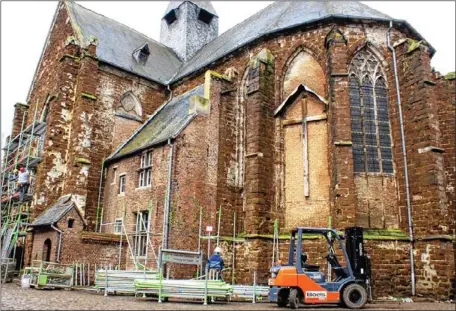  ??  ?? De uit ijzerzands­teen opgetrokke­n kerk ligt er momenteel erg gehavend bij. Het gebouw, dat op de werelderfg­oedlijst van Unesco staat, moet tegen 2015 terug opgeknapt zijn. Foto LW