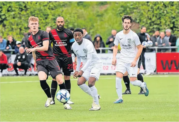  ?? FOTO: FRANK THOMASINI ?? Anspannung pur herrschte bei beiden Teams an der Carl-Ruß-Straße, wo offiziell 542 Zuschauer die Punkteteil­ung der Bezirkslig­isten Sportverei­nigung und SV verfolgten. Dessen David Kuju (2. v. r.) gelang ein Doppelpack.