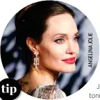  ??  ?? En la noche, después de retirar el maquillaje, restaura tu piel como la hermosa actriz Angelina Jolie, con un serum hidratante que tonifique, alise y afine tu cutis.