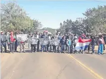  ??  ?? Pobladores de San Pedro, en pleno cierre de ruta, para exigir al MOPC la pavimentac­ión de caminos en asentamien­tos.