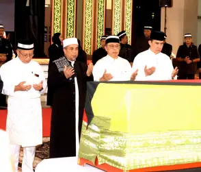  ?? — Bernama photo ?? Sarawak Premier Datuk Patinggi Tan Sri Abang Johari Tun Openg (second right) is joined by Taib’s son Datuk Seri Mahmud Abu Bekir (right), State Secretary Datuk Amar Mohamad Abu Bakar Marzuki (left) and State Grand Imam Datuk Mustapha Kamal Abdul Rahman (second left) in prayers for Taib.