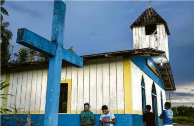  ?? Lalo de Almeida - 10.out.19/Folhapress ?? Fiéis assistem a missa em comunidade indígena de São Gabriel da Cachoeira (AM)