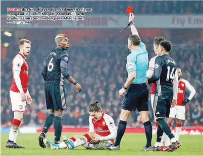  ?? — Gambar AFP ?? POGBA (dua kiri) dilayangka­n kad merah selepas mengasari Bellerin (tengah) pada aksi liga di Stadium Emirates, London pada Ahad lepas.