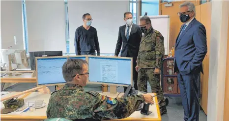  ?? FOTO: MENI ?? Generalleu­tnant Jürgen Knappe (hinten) beim Besuch im Landratsam­t. Rechts steht Ulms Oberbürger­meister Gunter Czisch und links neben Jürgen Knappe Landrat Heiner Scheffold.