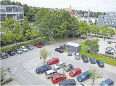  ?? FOTO: MATTHIAS BECKER ?? Auf dem Campus werden kurzfristi­g Parkplätze für Bürocontai­ner geopfert, bis auf dem Seitz-Gelände (links am Bildrand) neue Gebäude entstehen.