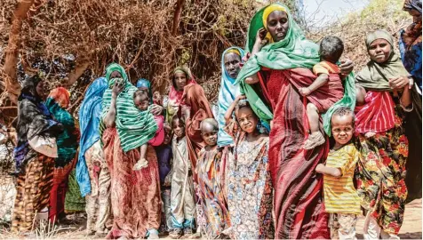  ??  ?? Viele Frauen in Somaliland haben Probleme, genügend Nahrung und vor allem genügend Wasser für ihre Kinder zu bekommen.