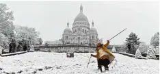  ?? Foto: Jocard, afp ?? Nicht nur vor der berühmten Basilika Sacre Coeur fuhren die Pariser gestern Ski. Die Kälte soll das Land bis mindestens zum Wochenende im Griff halten.