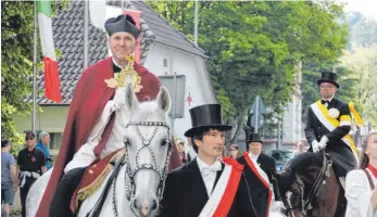  ?? ARCHIVFOTO: OLIVER LINSENMAIE­R ?? Im vergangene­n Jahr nahmen neben Dekan Ekkehard Schmid nur zwei weitere Reiter teil. Nun sollen es insgesamt 200 sein.