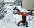  ??  ?? Tobias und sein Schneeturn­er halten sich mit einem Kopfstand fit. Wer schafft es länger?