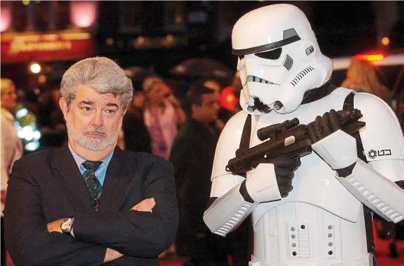  ?? Foto: Richard Lewis/epa FILE/DPA ?? Regisseur George Lucas steht neben einem Storm Trooper bei der Premiere des Star-wars-films „Return of the Sith“2005.