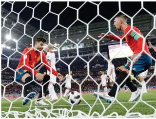  ?? AP ?? NAGDIWANG sina Gerard Pique at Sergio Ramos (kanan) ng Spain matapos makalusot at makaiskor si Iago Aspas para maipuwersa ang 2-2 draw laban sa Morocco sa Group B match ng 2018 soccer World Cup.