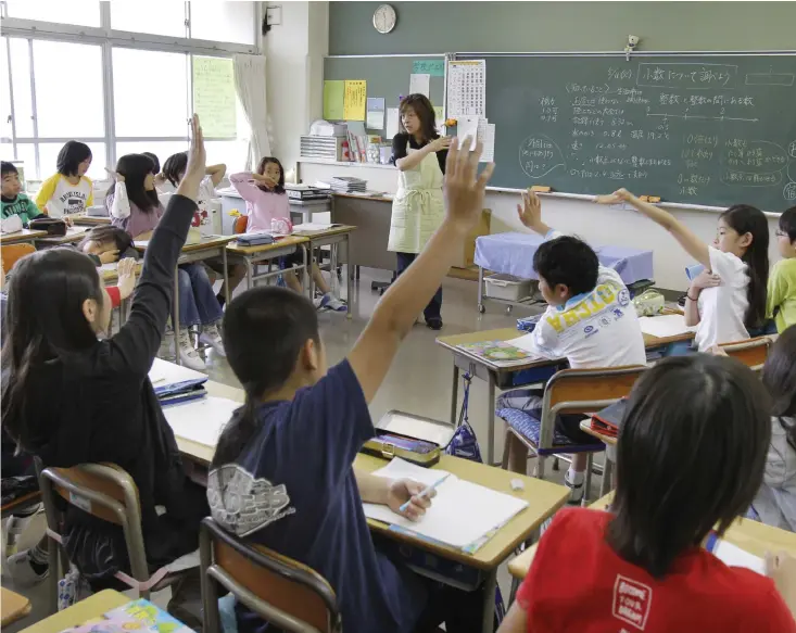  ?? ARKIVBILD: KOJI SASAHARA ?? Lågstadiee­lever på en skola i Yokohama, söder om Tokyo.