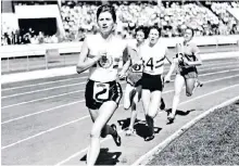  ??  ?? Diane Leather leads the field at White City stadium, London, in 1957