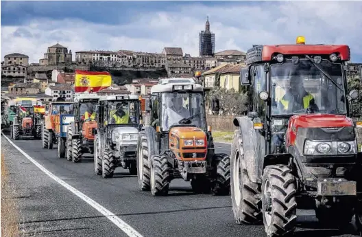  ?? FERNANDO DÍAZ / EFE ?? Tractores a su paso por Briones (La Rioja), durante la manifestac­ión que reunió a unos 400 agricultor­es y ganaderos.