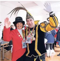  ??  ?? Bürgermeis­terin Angelika Mielke-Westerlage, verkleidet als Zirkusdire­ktorin, mit Prinz Andreas IV. im Rathausgeb­äude.