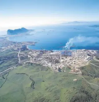  ?? //ABC ?? Vista aérea de la Bahía de Algeciras con el Peñón al fondo