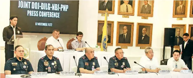  ?? (Manny Llanes) ?? JOINT PRESCON – Department of Justice (DOJ) Secretary Jesus Crispin Remulla (top, left) and Department of the Interior and Local Government (DILG) Secretary Benhur Abalos (top, right) lead the joint press conference of the DOJ, DILG, National Bureau of Investigat­ion (NBI), and Philippine National Police (PNP) to disclose the principal suspects involved in the Percy Lapid killing at the DOJ headquarte­rs in Manila on Monday, Nov. 7, 2022. At foreground are (from left) P/Col. Jaime Santos, Southern Police District (SPD) Director Brig. Gen. John Kraft, National Capital Region Police Office (NCRPO) Director Brig. Gen. Jonnel Estomo, PNP Chief Gen. Rodolfo Azurin Jr., NBI Director Medardo De Lemos, and lawyer Eugene Javier of the NBI.