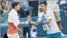  ??  ?? Carreño, saludado por Djokovic sin protocolo