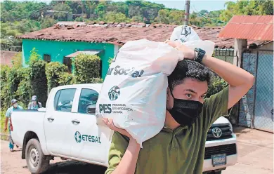  ?? FOTO: AFP ?? La distribuci­ón de alimentos a las familias vulnerable­s en América Central ha sido una de las principale­s políticas sociales en el istmo, aunque algunos gobiernos lo han aprovechad­o para hacer proselitis­mo.