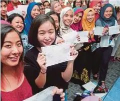  ??  ?? Pelajar SMK Bukit Jelutong berkongsi kegembiraa­n apabila meraih keputusan membanggak­an dalam SPM 2016.