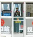  ?? Foto: dpa ?? Dieser Soldat bewacht einen geschlosse­nen Bahnhof in Wuhan.