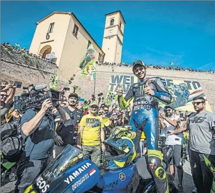  ?? FOTO: MOTOGP.COM ?? Baño de masas para Rossi antes del GP de casa De Tavullia a Misano cumpliendo Valentino un sueño de niño