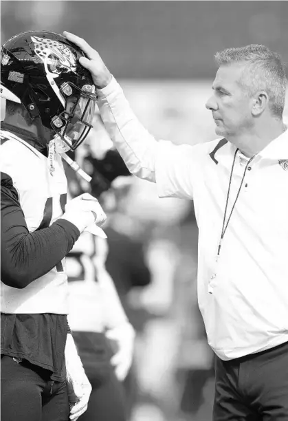  ?? KYUSUNG GONG/AP ?? Jaguars coach Urban Meyer, right, taps wide receiver Marvin Jones’ helmet before last week’s game at the Rams.