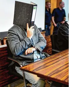  ?? Foto: Patrick Seeger, dpa ?? Knut S. auf der Anklageban­k des Landgerich­ts: Er muss acht Jahre ins Gefängnis und 12 500 Euro Schmerzens­geld zahlen.