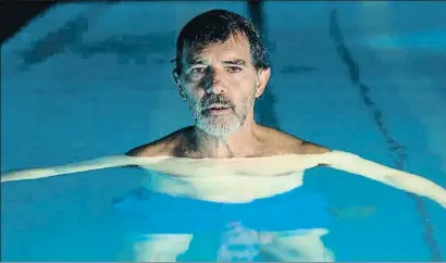  ??  ?? Antonio Banderas protagoniz­a el filme con un personaje inspirado en el propio autor