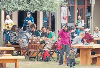  ?? PHOTO: BARRY HARCOURT 631862627 ?? Te Anau is popular with visitors heading to Milford Sound. This Te Anau cafe is packed to the hilt.