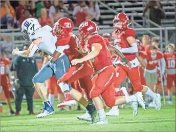  ?? Jan Wright ?? LFO’s Trevon Gott tries to wrap up Gordon Lee’s Bo Rhudy, while a host of Warriors, including Benji Valdes and Will Carroll offer pursuit. Rhudy went over 100 yards for a second straight week and the Trojans scored 29 unanswered points to pick up a 29-15 road win.