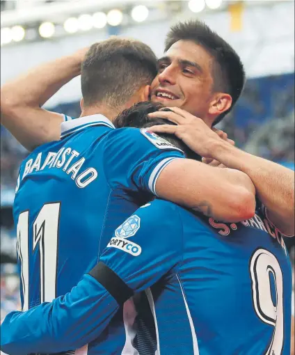  ?? FOTO: MORATA ?? Baptistao, Gerard y Sergio, abrazados tras lograr un gol. Las tres patas del tridente marcaron en un partido por primera, vez en la Liga