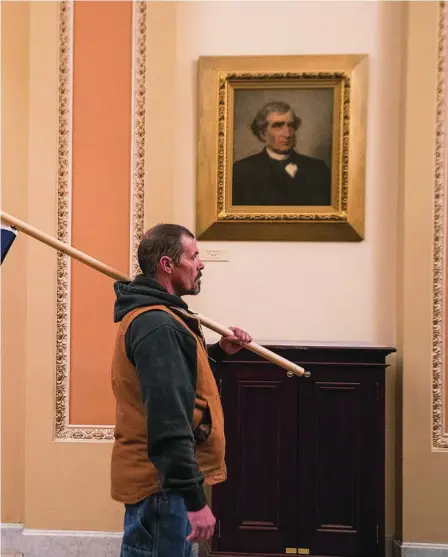  ?? REUTERS ?? Un asaltante al Capitolio con la bandera de combate confederad­a
