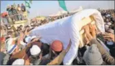  ?? AFP ?? Tehreek-e-labbaik members carry the coffin of a protestor who was killed during clashes with police in Islamabad.